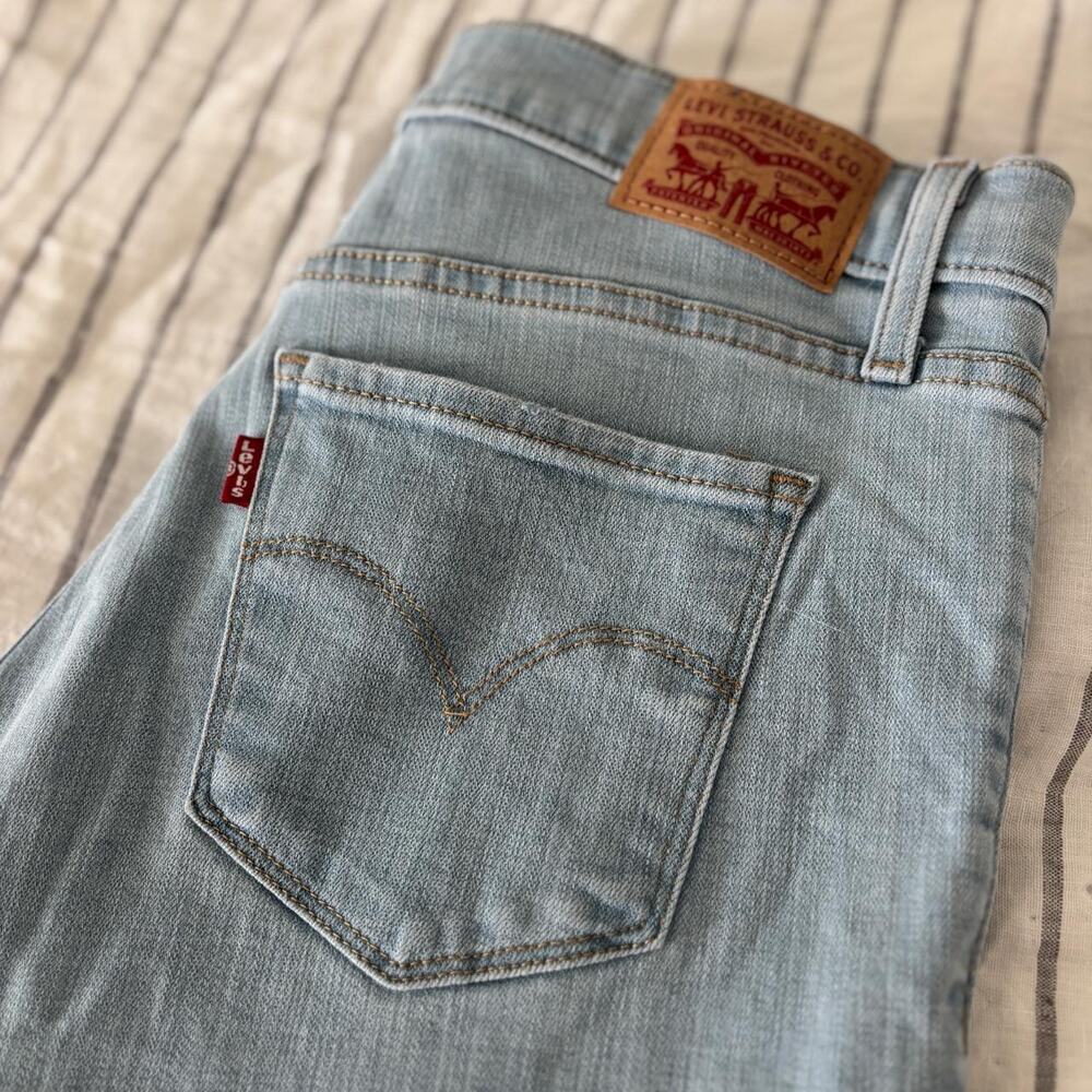 Levi’s jeans 28 light wash 311 shaping capri